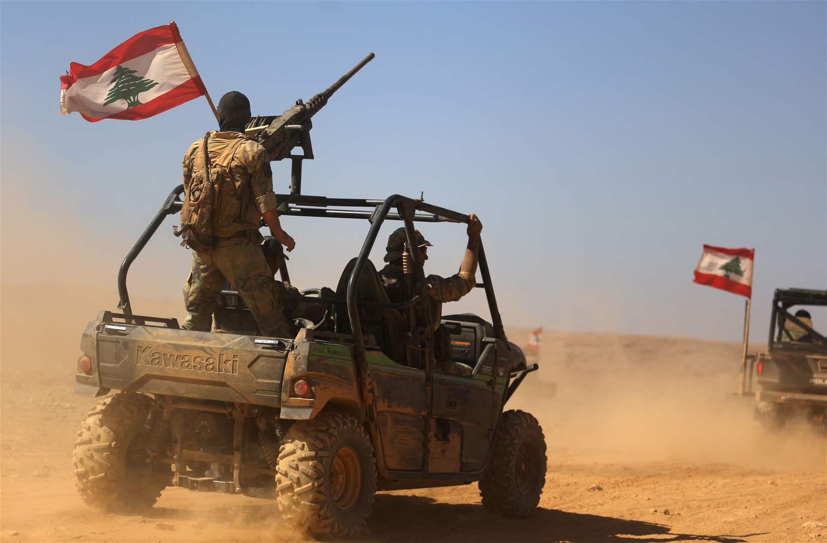 بالفيديو- الجيش اللّبناني يدخل بلدة حدودية مع سوريا بعد اشتباكات