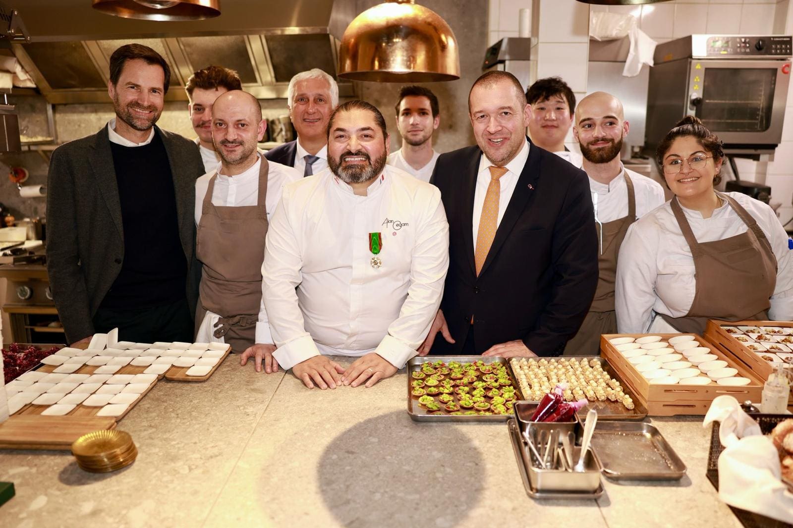 آلان عزام الجعم... طاهٍ لبناني- فرنسي يحصد وسام الاستحقاق الزراعي بحضور المدير الدولي لدلائل ميشلان