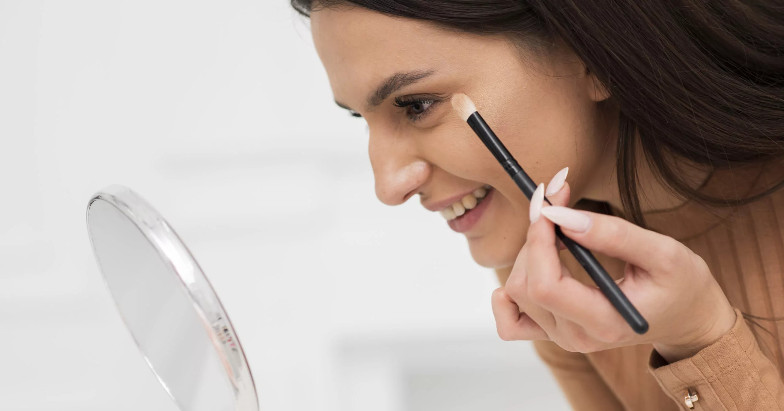 خريف 2025: الدفء يسيطر على ألوان الجمال والمكياج