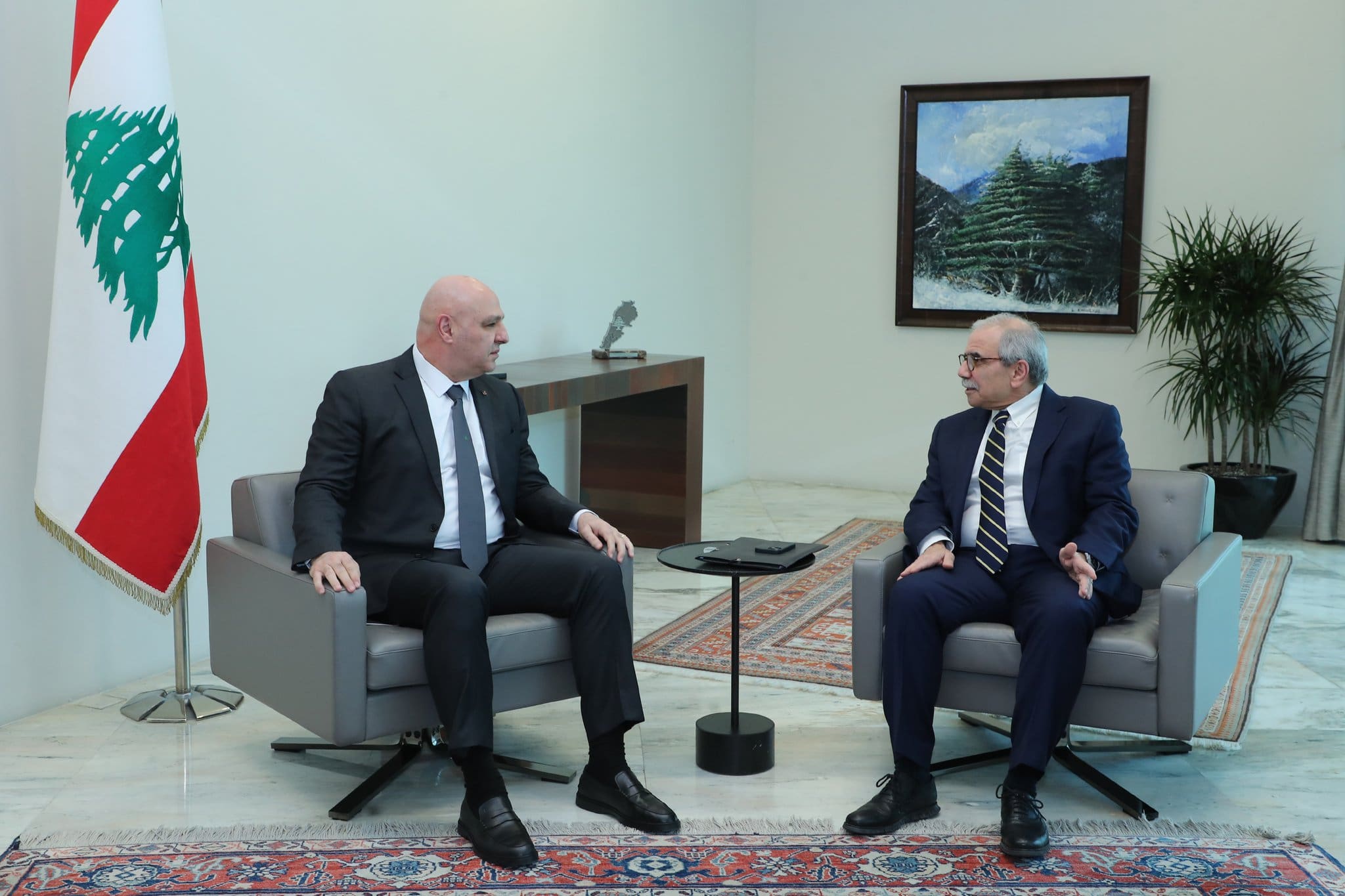 لبنان- الحكومة تجتمع للبت بالتعيينات وسط خلاف حول هوية حاكم مصرف لبنان