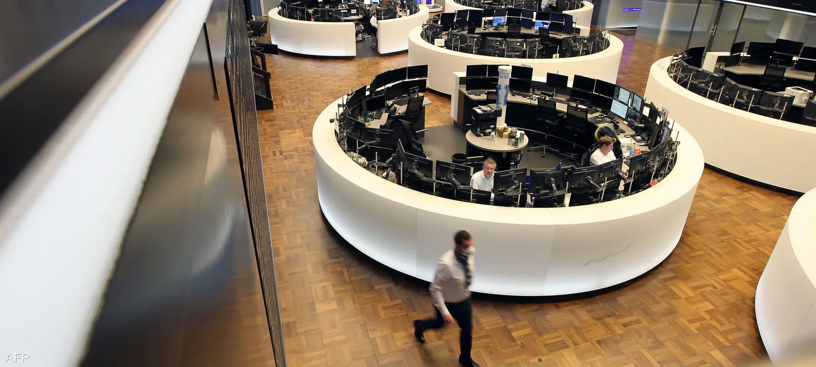 تراجع في أداء الأسهم الأوروبية وترقب لحزمة جديدة من الرسوم الجمركية الأميركية