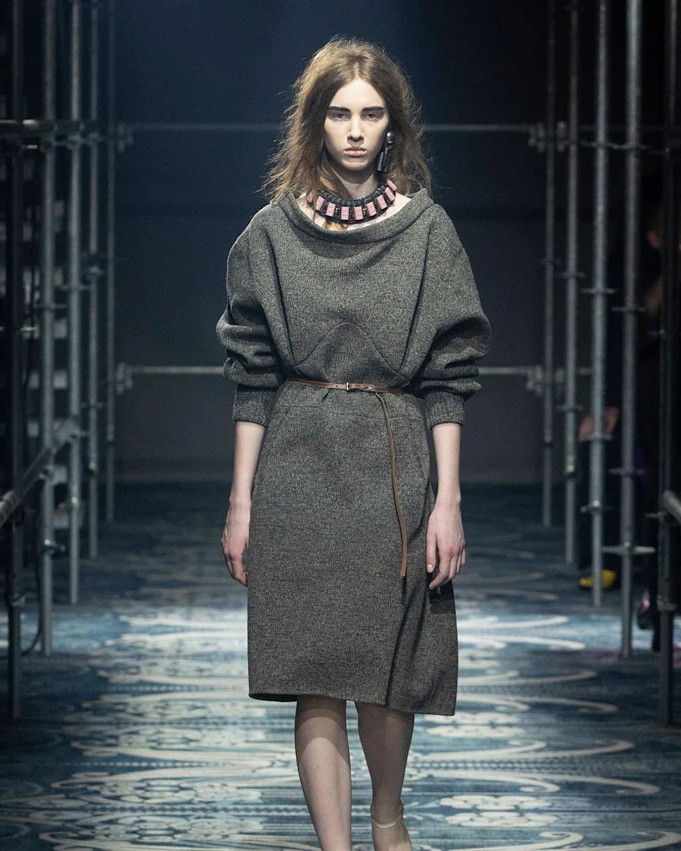 عالم الموضة يقلب الموازين: صيحة الملابس المقلوبة تكتسح ربيع هذا العام