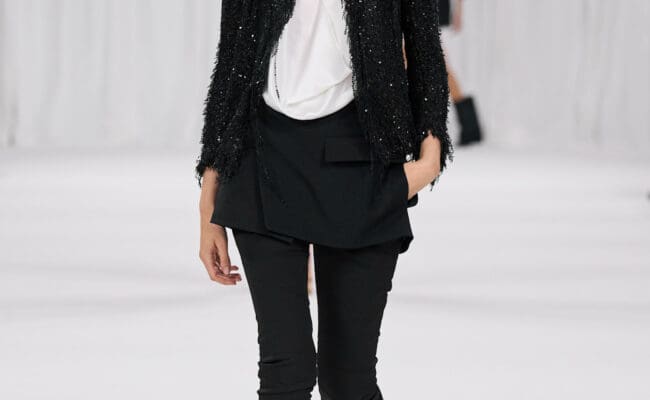 الجاكيت البراق نجم الموضة