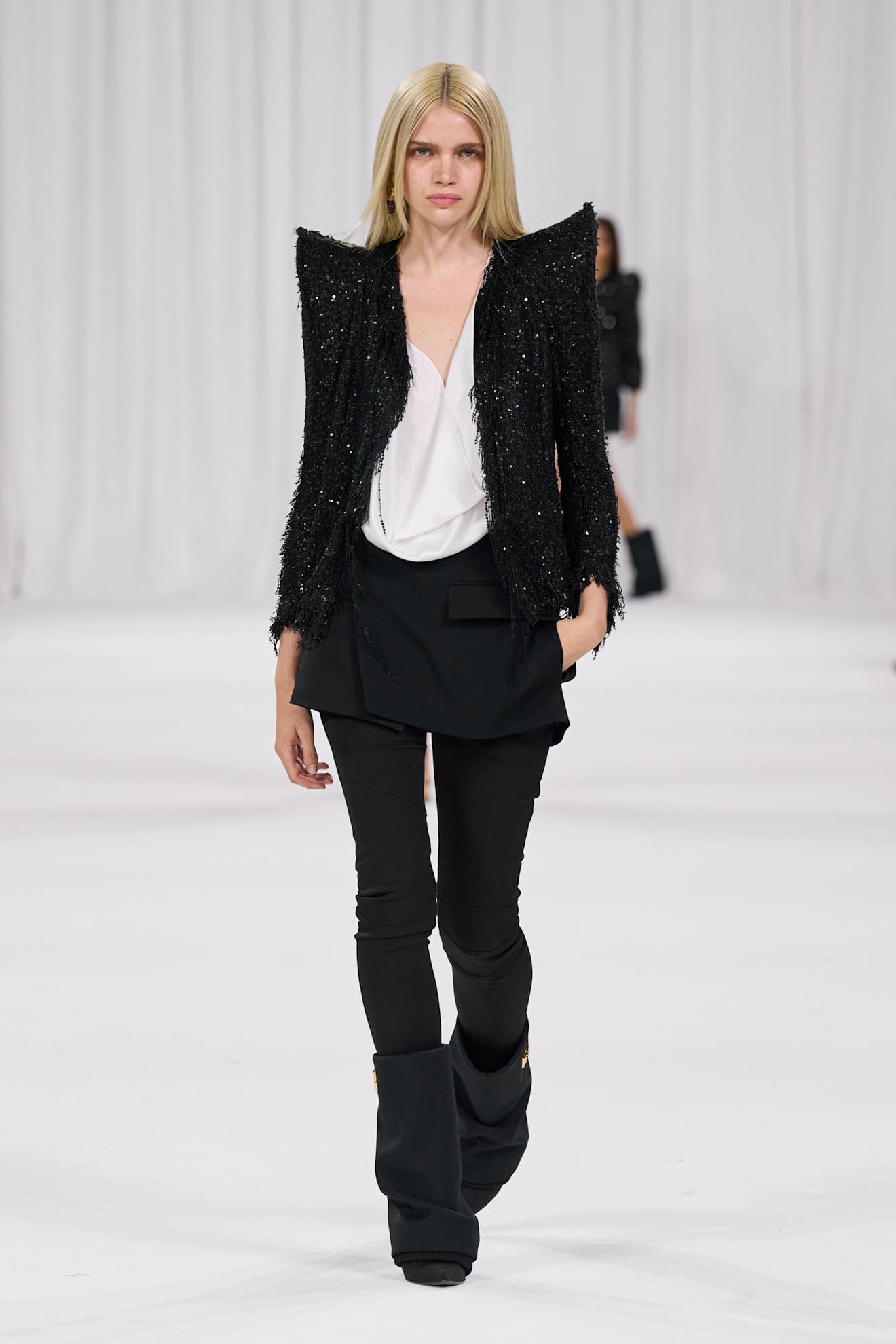 موضة الجاكيت البراقة بحبيبات الباييت من دار Balmain