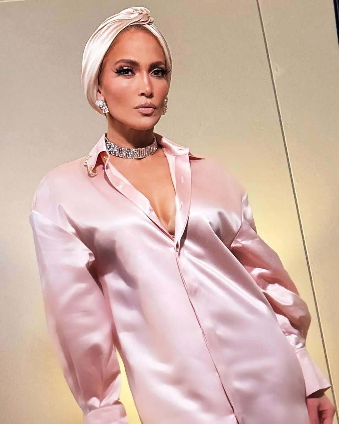 جينيفر لوبيز تخطف الأنظار بإطلالة شرقية راقية