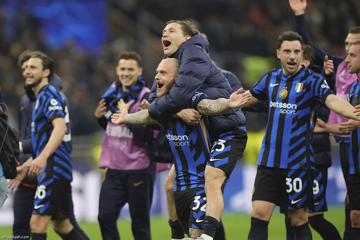 ميلان يحقق الفوز على نابولي ويتصدر جدول الدوري الإيطالي