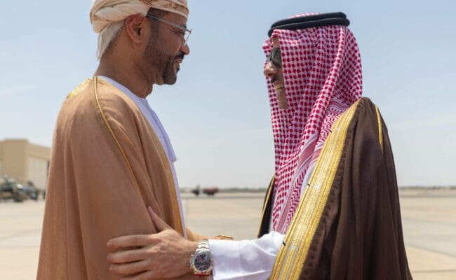 وزير الخارجية السعودية يصل عمان