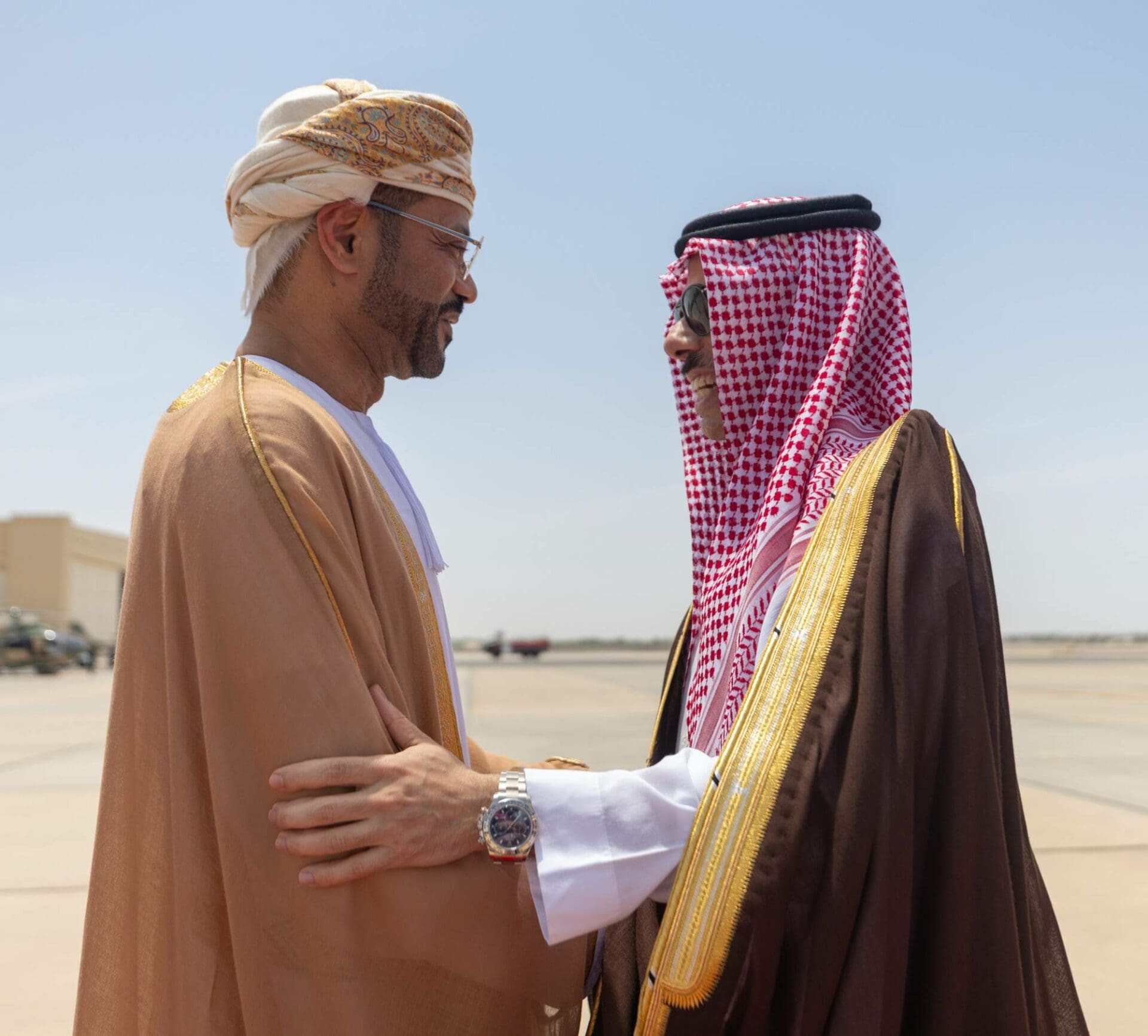 وزير الخارجية العماني خلال استقباله نظيره السعودي لدى وصوله إلى مسقط