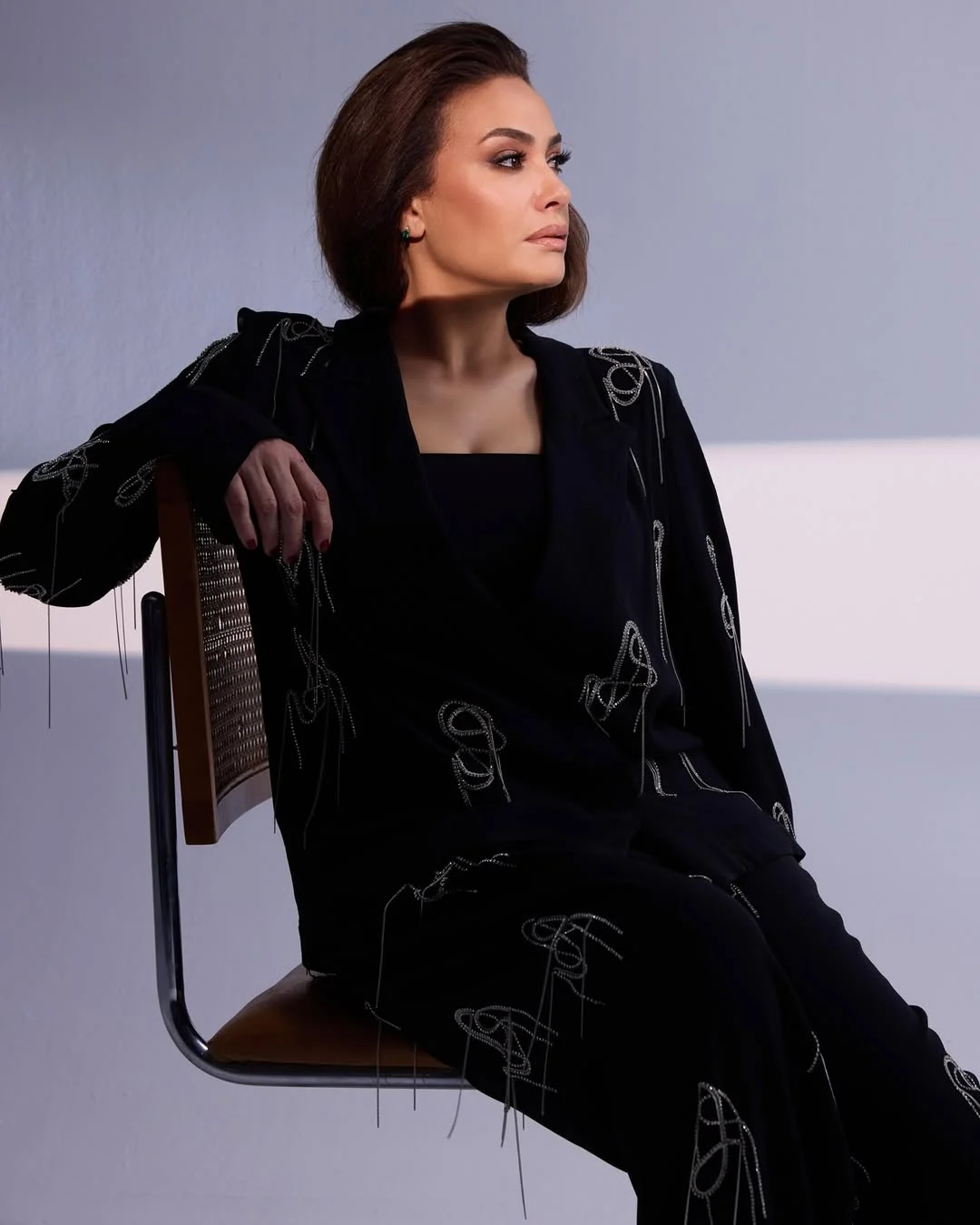 هند صبري تتألق بإطلالة مخملية راقية من توقيع Dries Van Noten