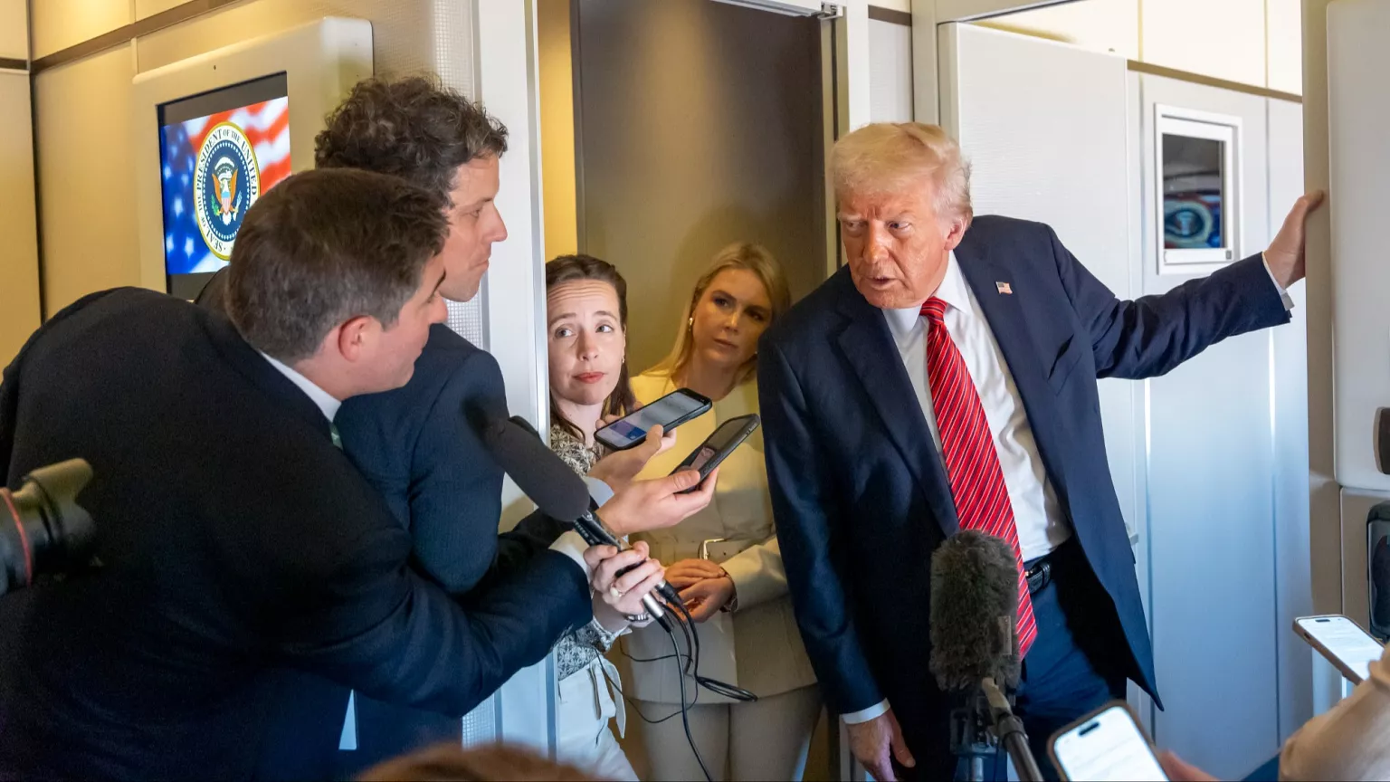 ترامب عائدًا من الخليج: حصلنا على 4 تريليون دولار ولن يحصل تقدم بين أوكرانيا وروسيا