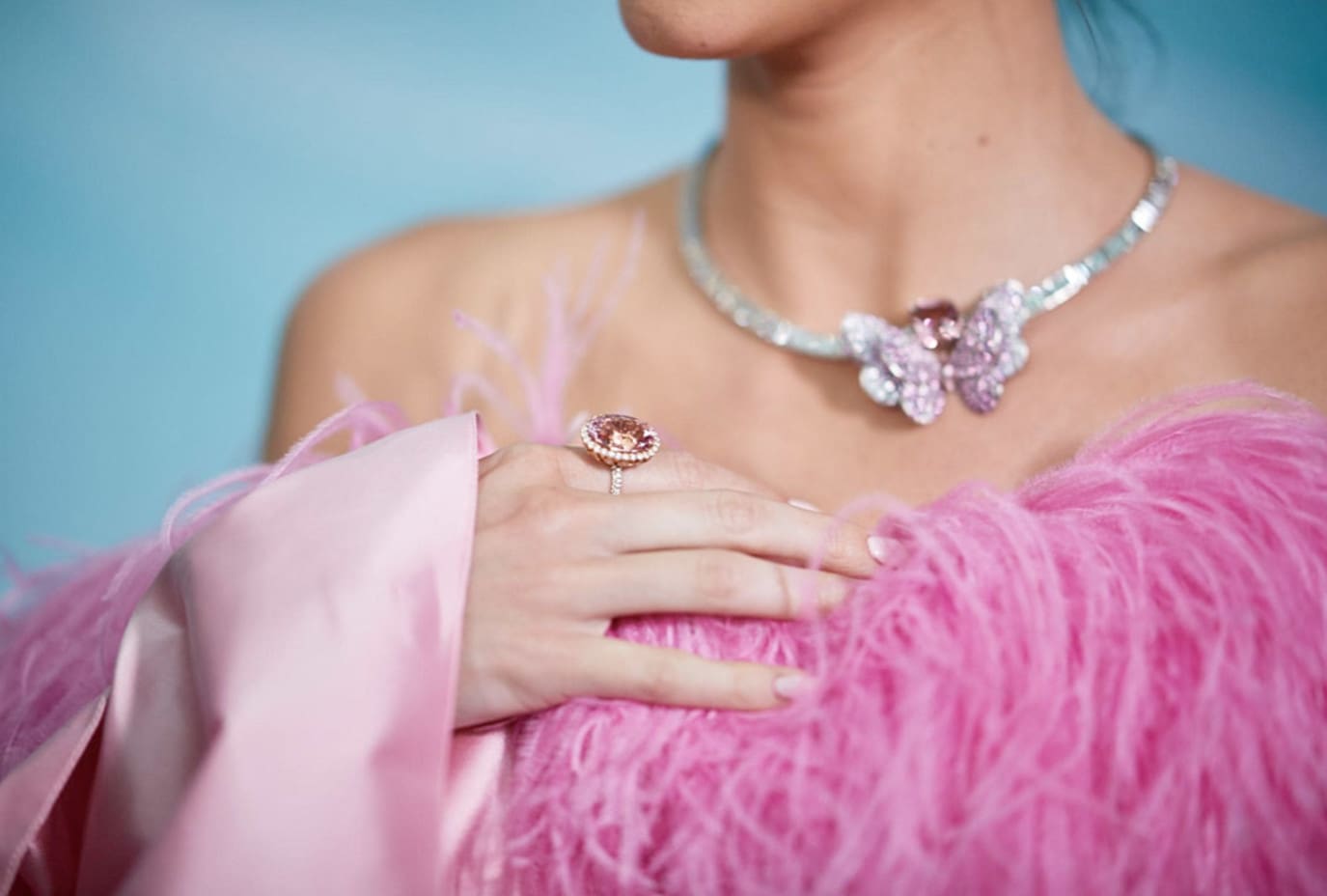 الياقوت الزهري: رمز الأنوثة الساحرة في تصاميم المجوهرات الراقية