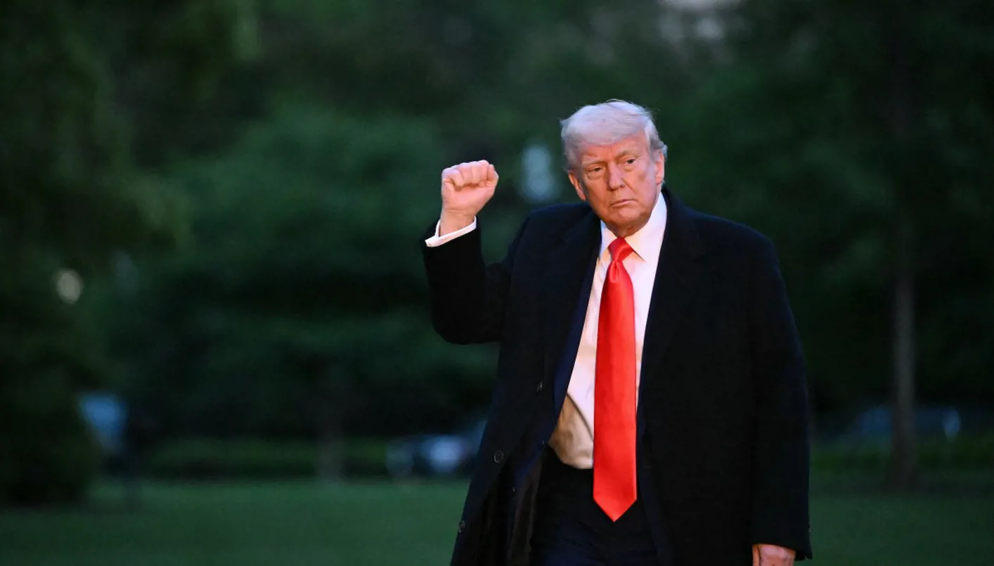 ترامب يلوّح بفرض رسوم جمركية على "آبل" إذا لم تنقل تصنيع "آيفون" إلى أمريكا