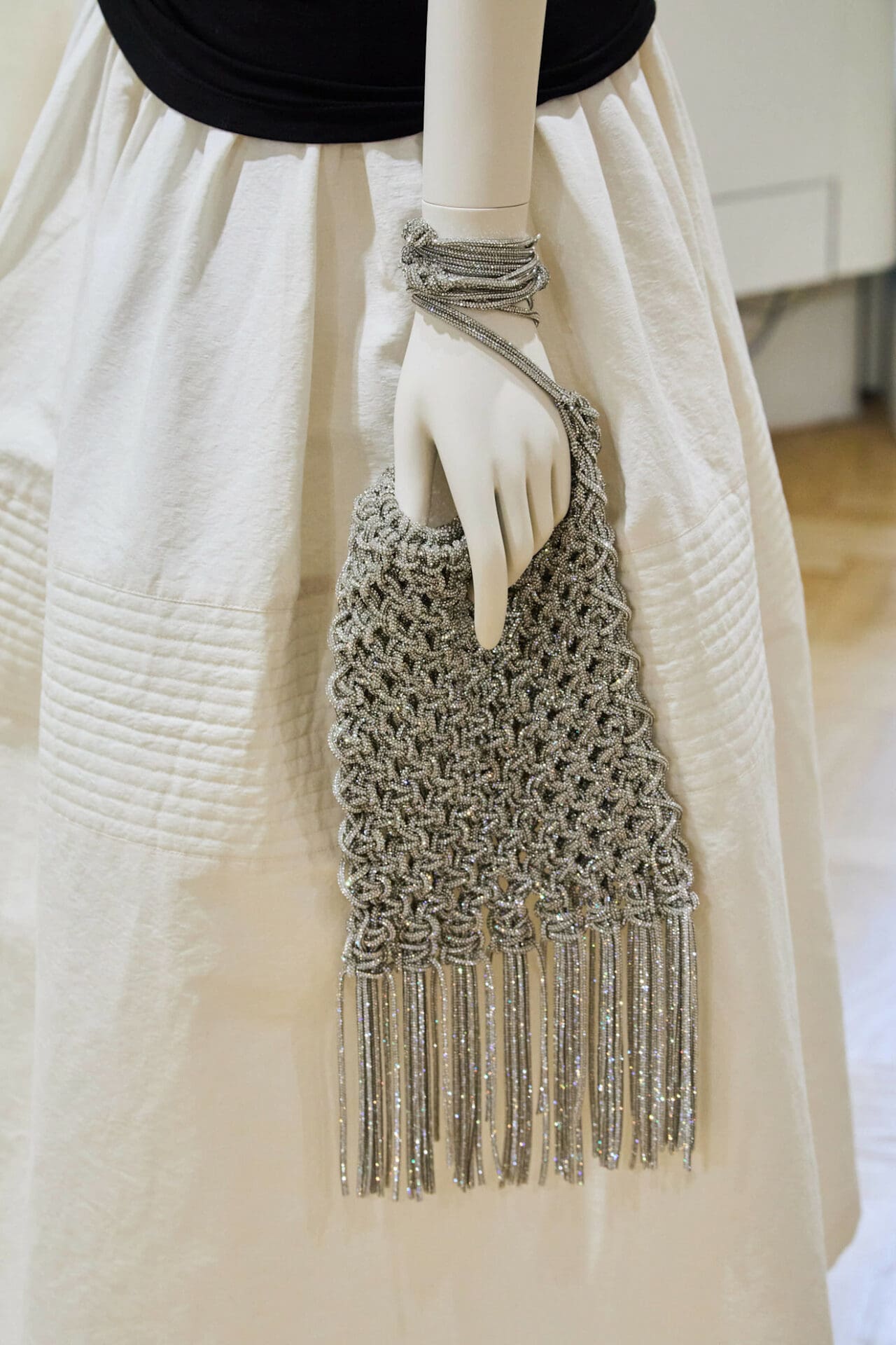 "موضة الحقائب الصيفية: الشراريب تبرز بأناقة في إطلالاتك المقبلة"