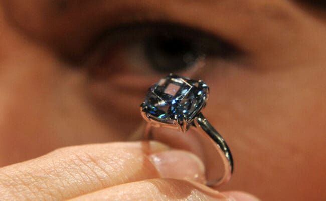 أحدث تصاميم خواتم الخطوبة: من الكلاسيكية إلى الفخامة الملكية