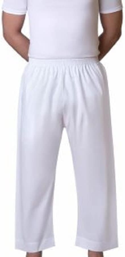 السروال الأبيض: لمسة عصرية لربيع 2025 بأساليب متنوعة