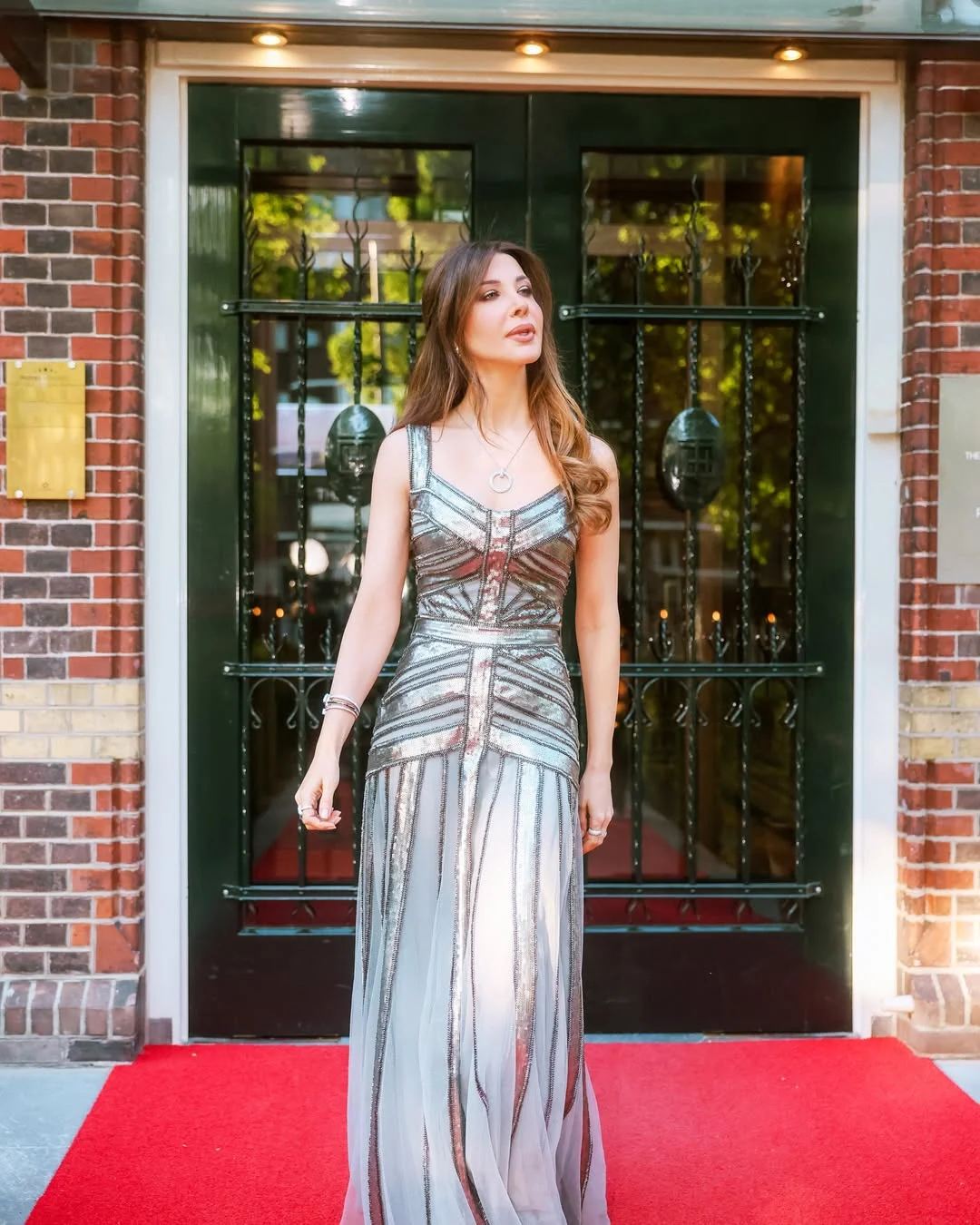 سرّ تعلّق نانسي عجرم بالفساتين الناعمة: بريق الأناقة والأنوثة