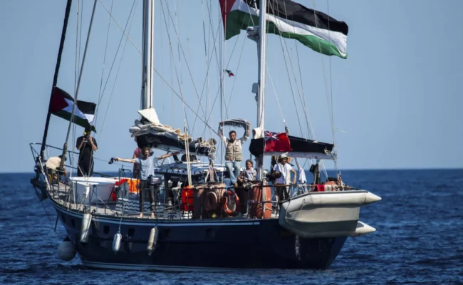 سفينة "أسطول الحرية" تغيّر مسارها لإنقاذ مهاجرين سودانيين في المتوسط