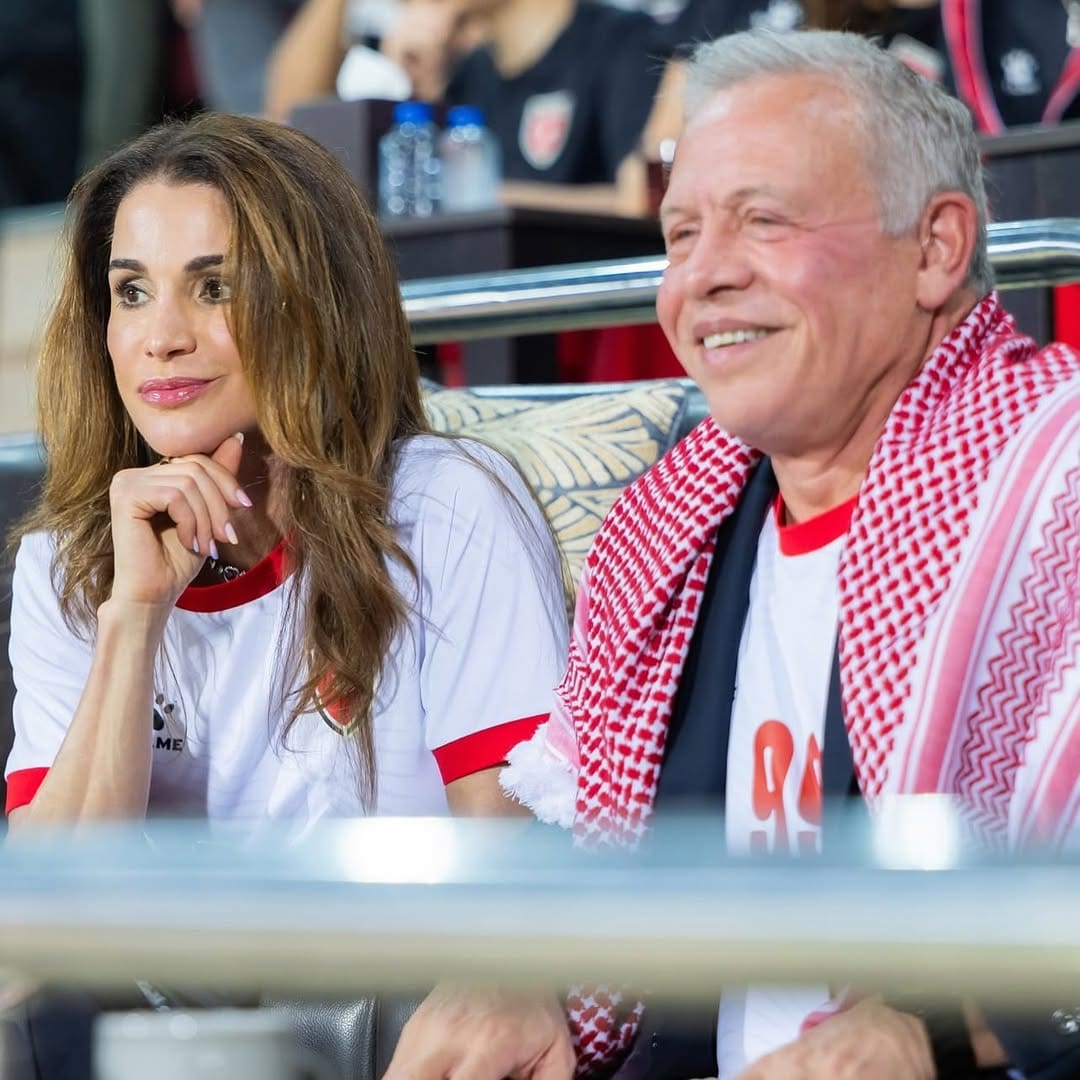 إطلالة رياضية راقية: الملكة رانيا تدعم المنتخب الأردني بأسلوب أنيق في مباراة التصفيات