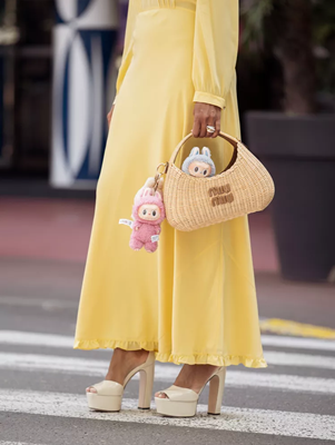 شابة روسية تبيع "روحها" لشراء دمى وحضور حفل غنائي