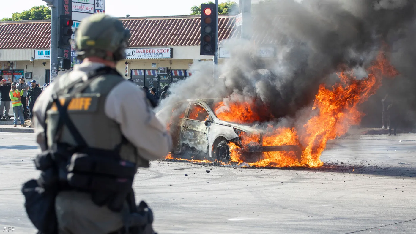 بالفيديو: تصاعد الاحتجاجات في لوس أنجلوس: إغلاق طرق وإحراق مركبات ذاتية