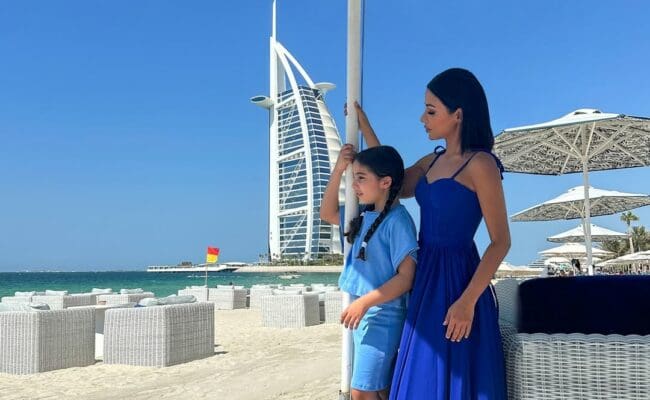 مهيرة عبد العزيز تتألق بفستان ملفت في عيد الأضحى برفقة ابنتها