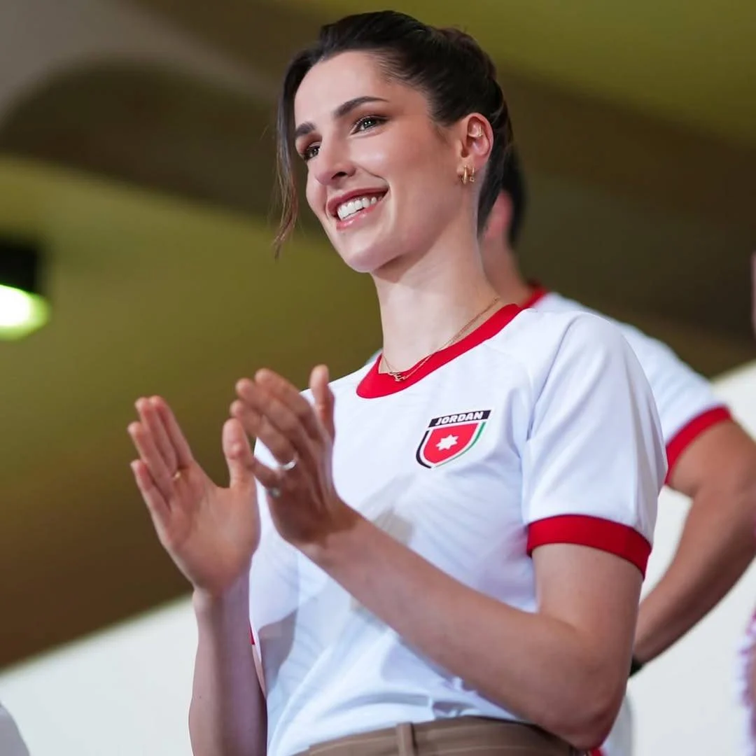 لمسة شخصية وأسلوب راقٍ: هكذا ظهرت الأميرة رجوة في دعم "النشامى"