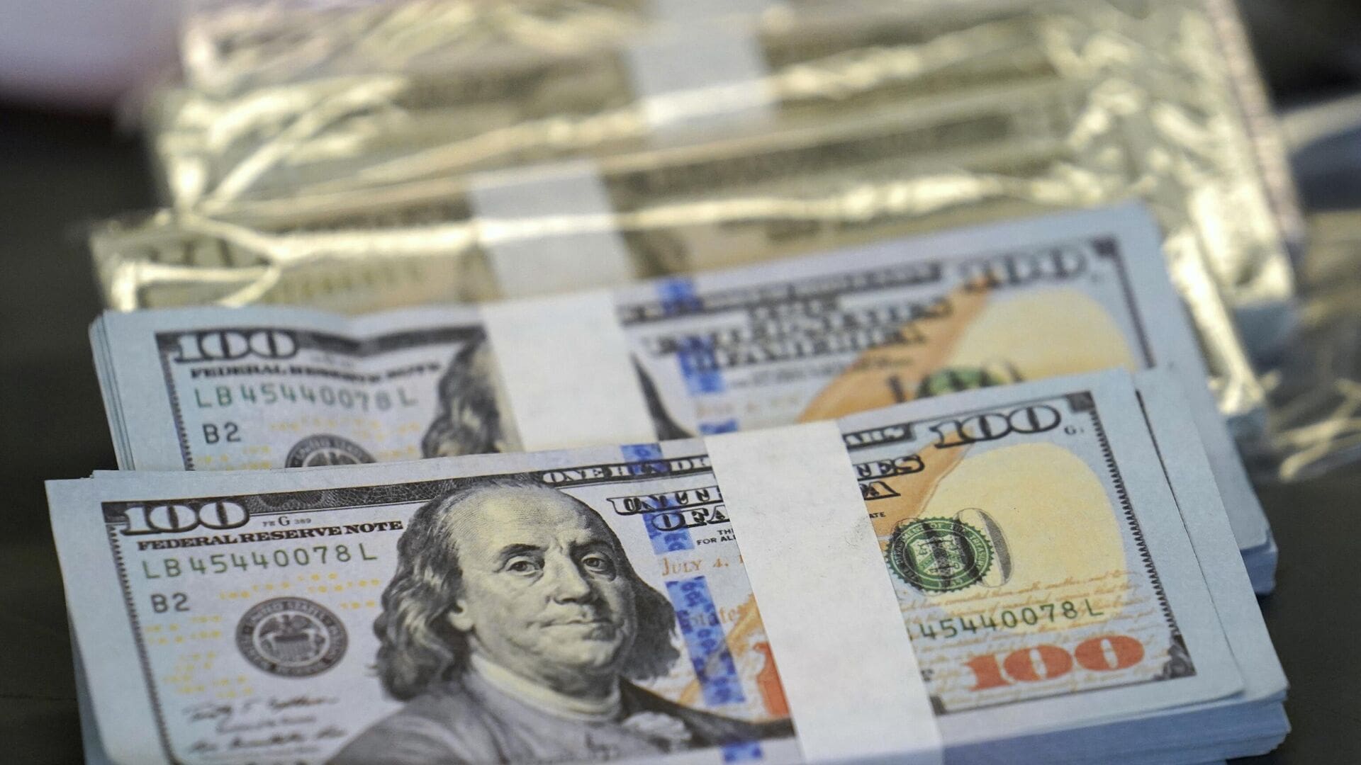 الدولار يتراجع وجولة على أسعار العملات