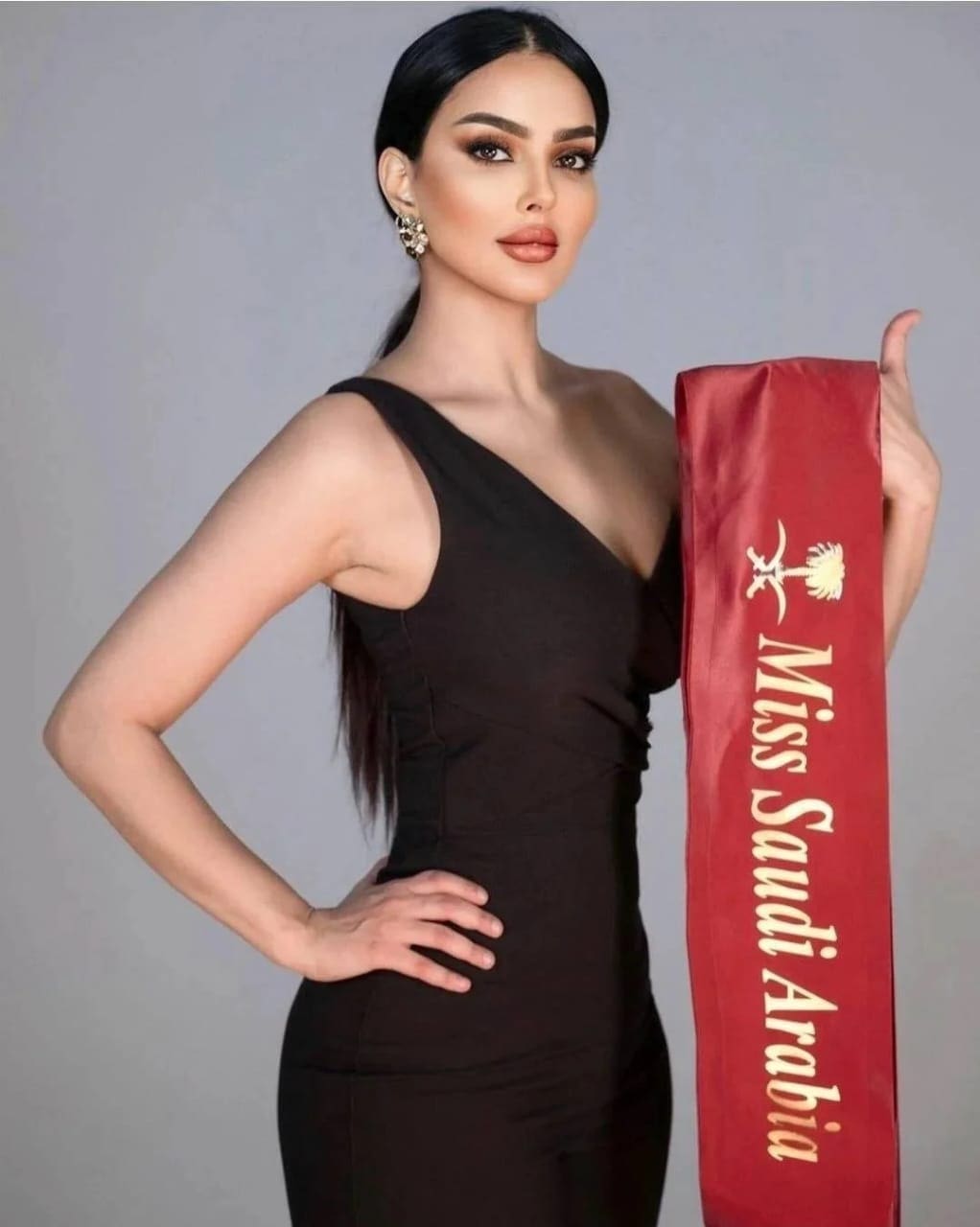 رومي القحطاني ملكة جمال السعودية تضج أنوثةً بالأسود