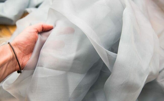 ٤ طرق أنيقة لاعتماد صيحة الملابس الشفافة في خريف وشتاء 2025–2026