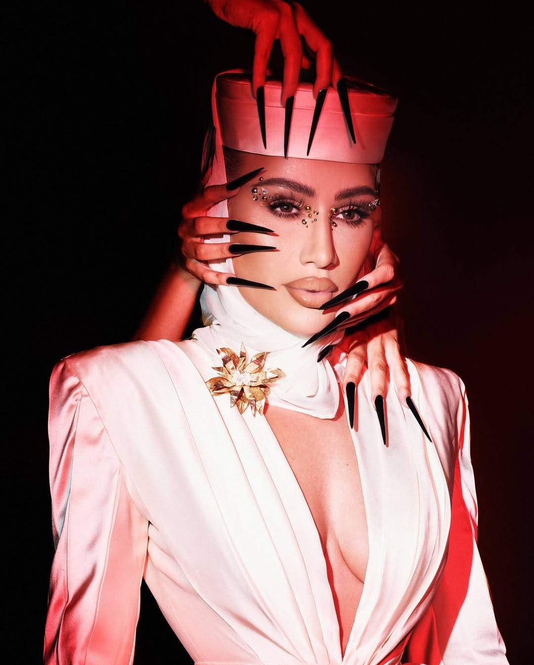 مايا دياب تشوّق جمهورها بفيديو جريء ولوك "شيطاني"