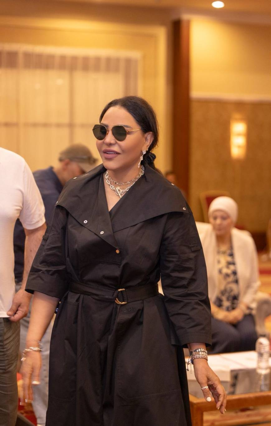 أحلام تتألق بفستان أسود من Hermès فور وصولها مهرجان جرش