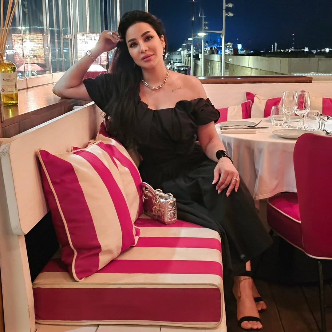 بلمسة راقية.. لجين عمران تتألق بفستان أسود كلاسيكي وحقيبة "ليدي ديور"