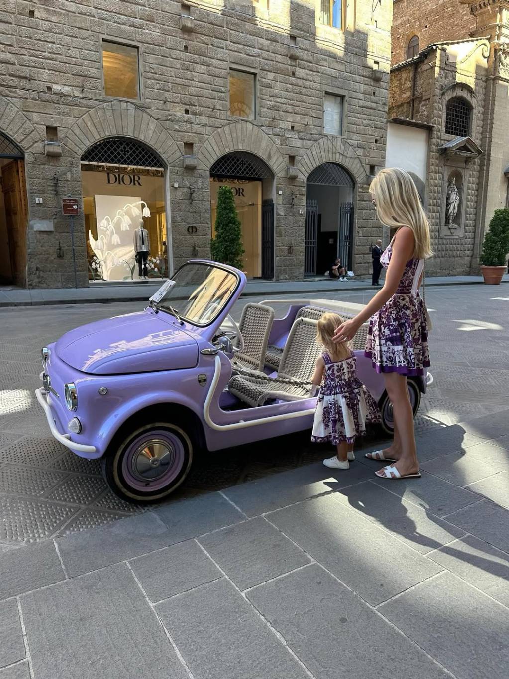 ابنة شقيق ليدي ديانا بإطلالة متطابقة مع طفلتها في صورة نادرة من توسكانا