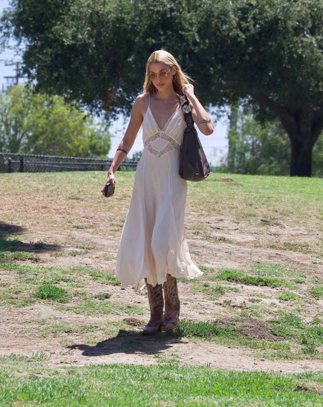 فستان بيلا حديد الأبيض البوهو لا يتخطى الـ 150 دولاراً