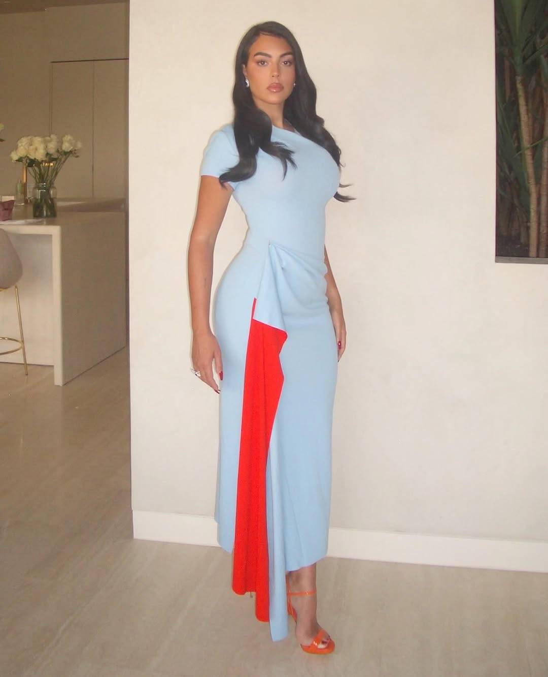 جورجينا رودريغيز تتألق بفستان أنيق من "أوسكار دي لا رينتا": أنوثة ناعمة بألوان متناغمة