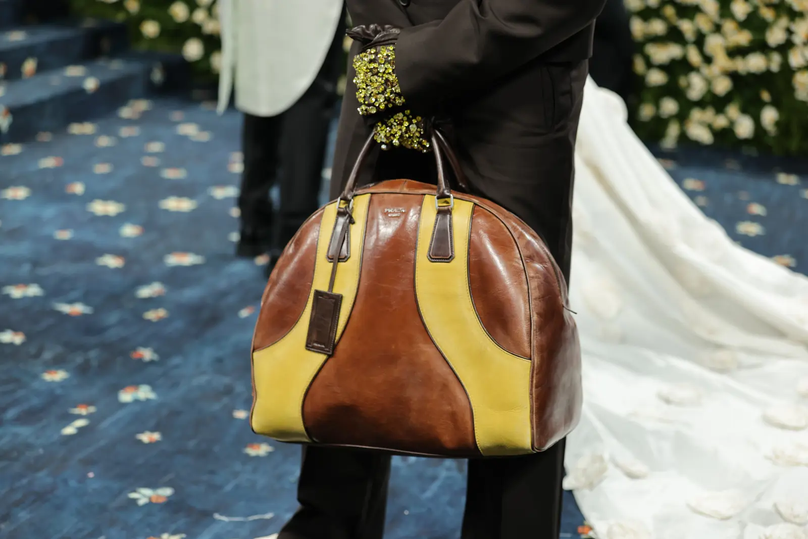 عودة أنيقة لحقائب البولينغ في موضة 2025: من الطابع الكلاسيكي إلى العصرية العملية