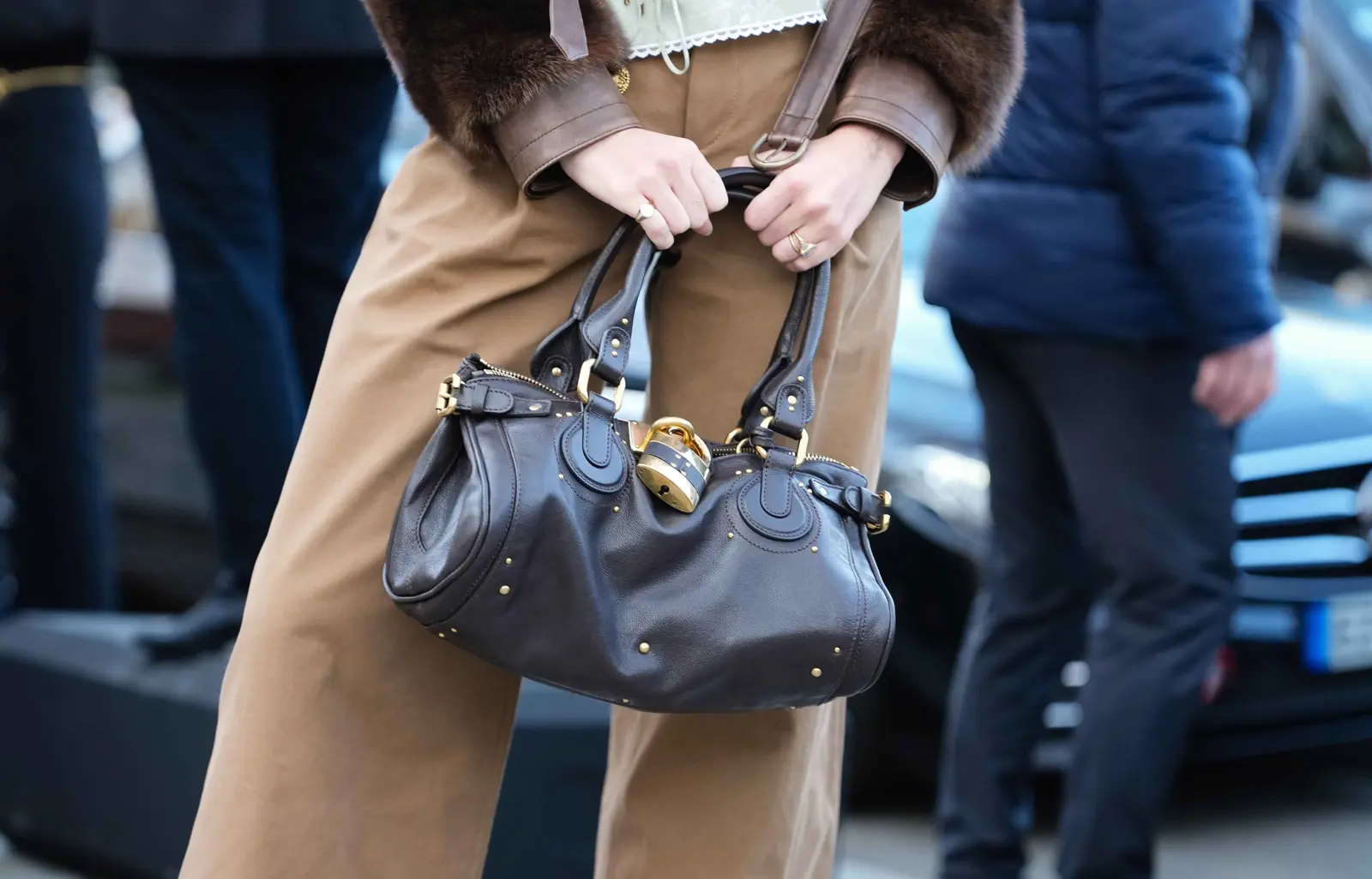 عودة أيقونية: حقيبة Paddington من Chloé تتألق مجددًا في عروض خريف وشتاء 2025