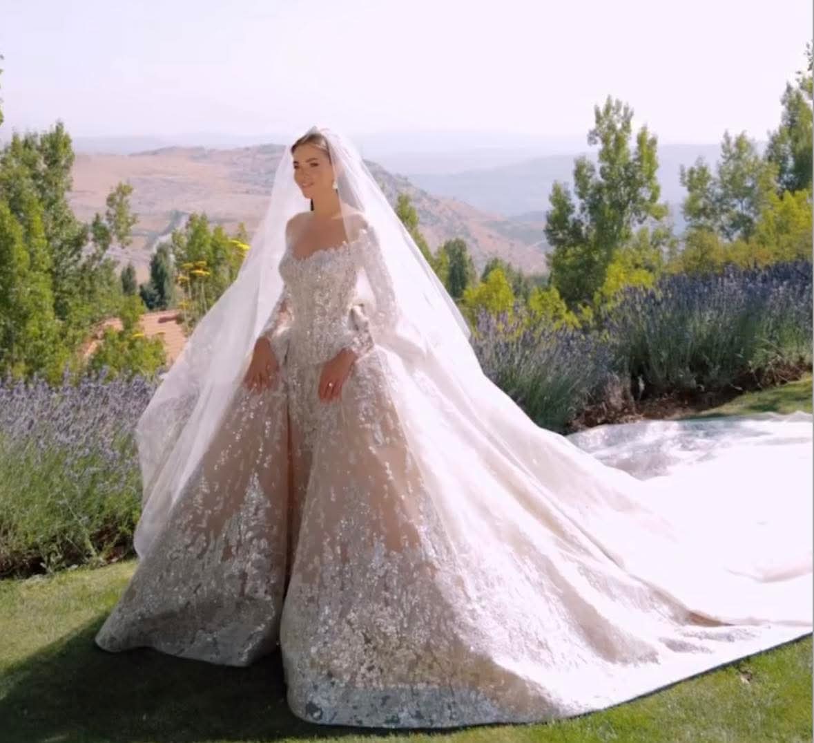 نجوم الفن يتألقون بإطلالات ساحرة في زفاف سيليو صعب