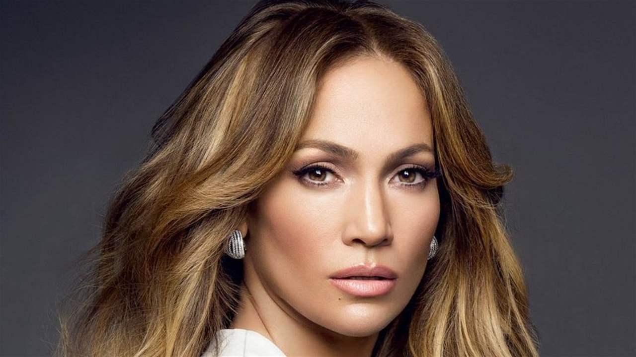 جينيفر لوبيز: رحلة الأناقة والجرأة عبر سنوات الفن والموضة