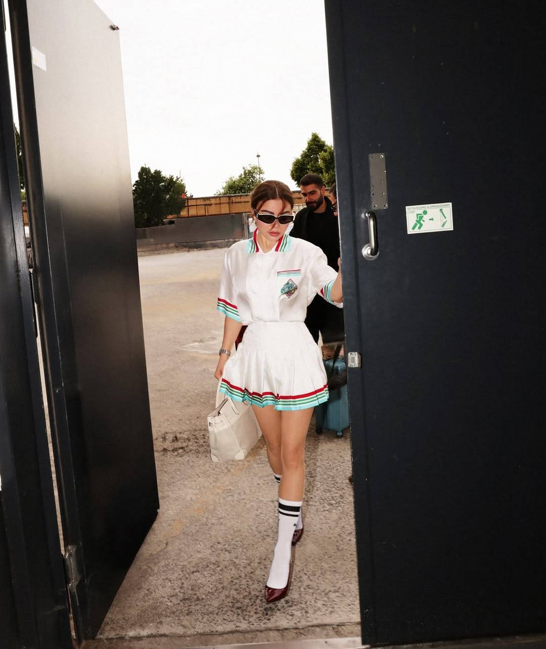 هيفاء وهبي بإطلالة رياضية جريئة... والحذاء الكلاسيكي يُربك المعادلة!