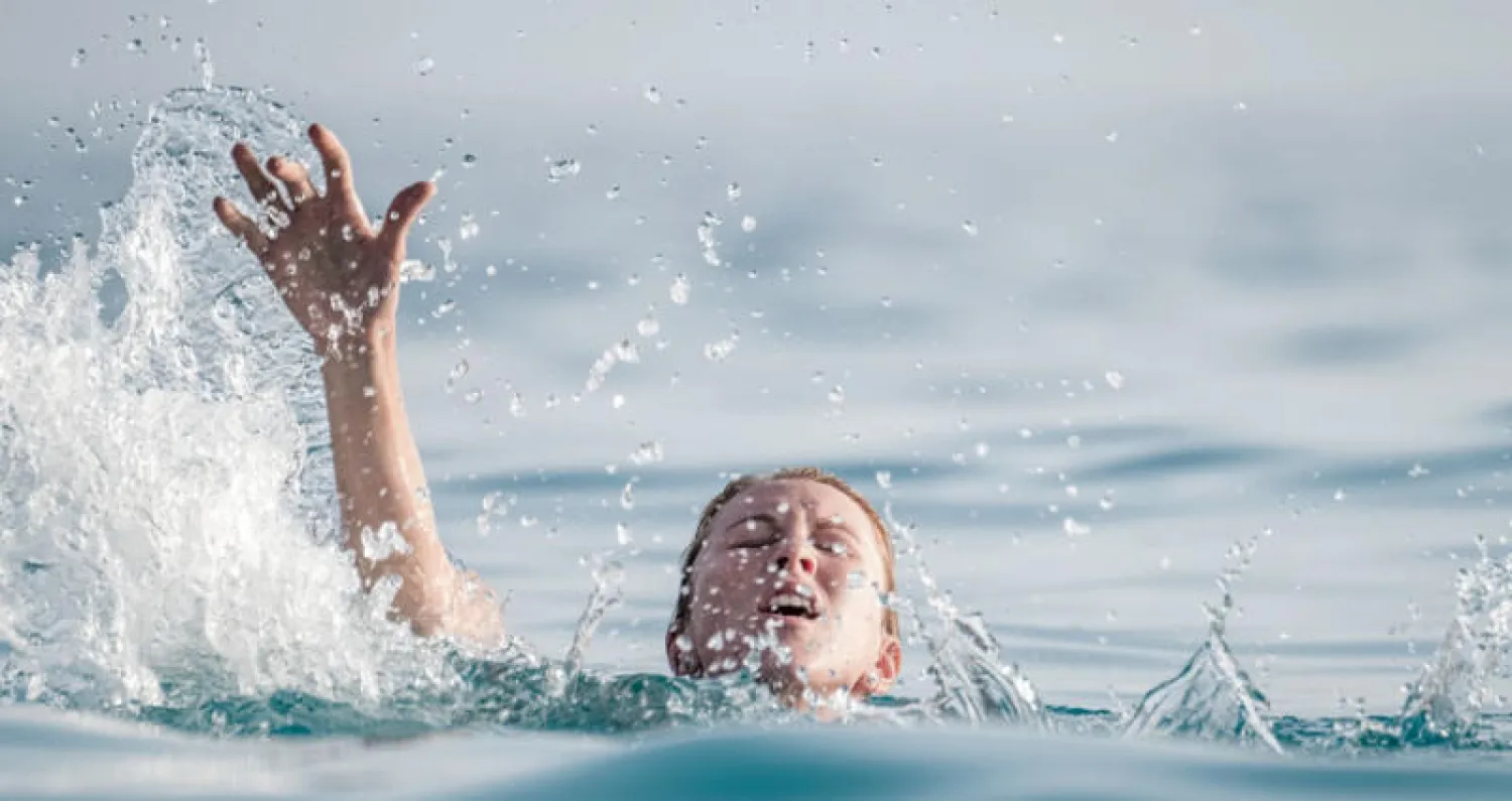 غرق ورايات حمراء... هيئة الأرصاد المصرية تحذر المصطافين من السباحة