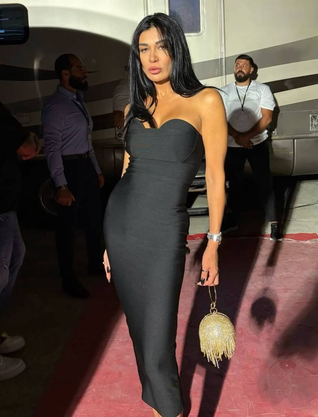 بالفيديو: بإطلالة أنيقة ورقص عفوي.. نادين الراسي تتألق في ليلة أصالة البيروتية!