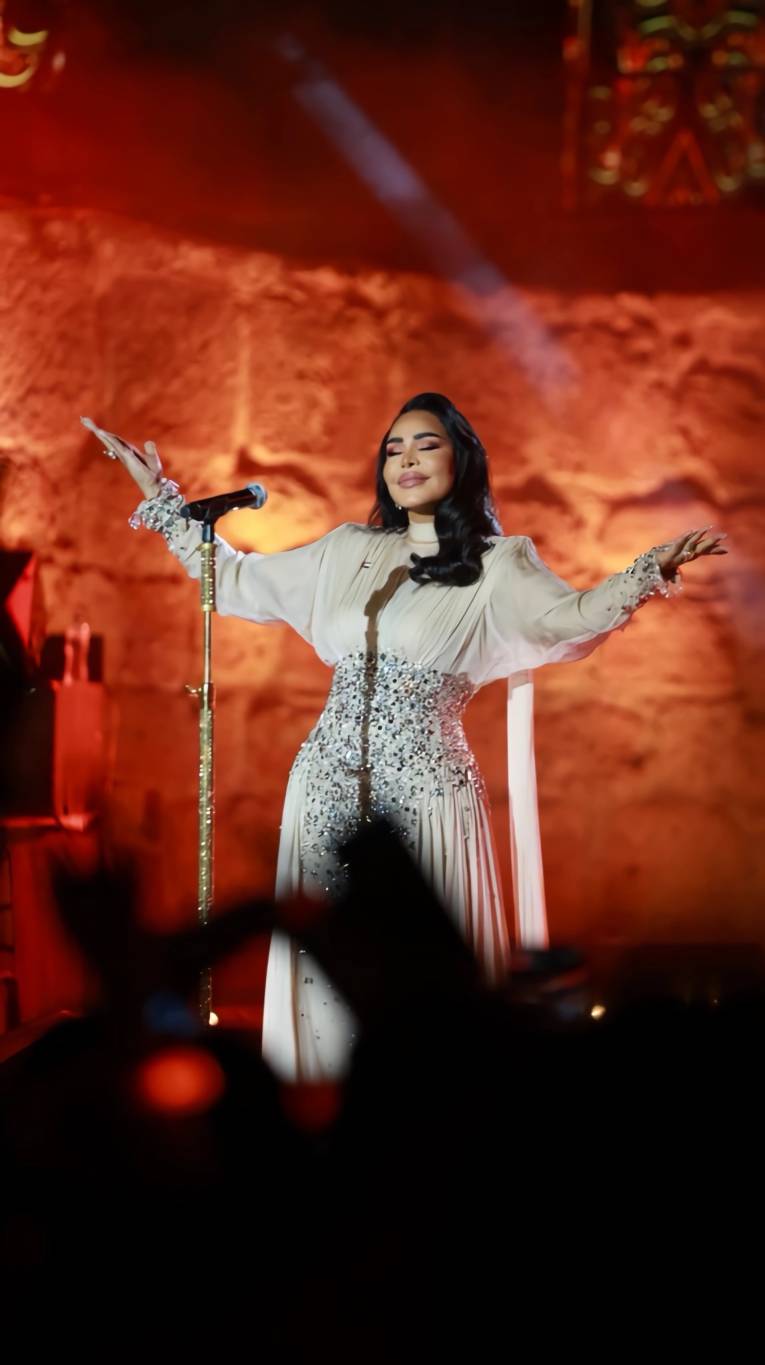 أحلام تتألق بالكريستال في ختام مهرجان قرطاج الدولي