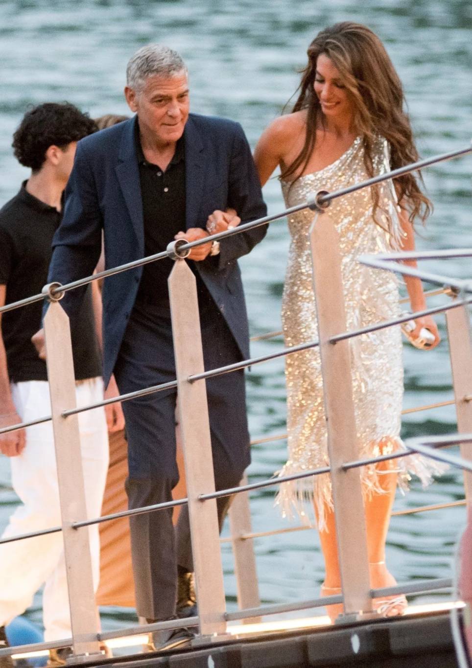 أمل كلوني تتألق بإطلالة ديسكو ذهبية على ضفاف بحيرة كومو