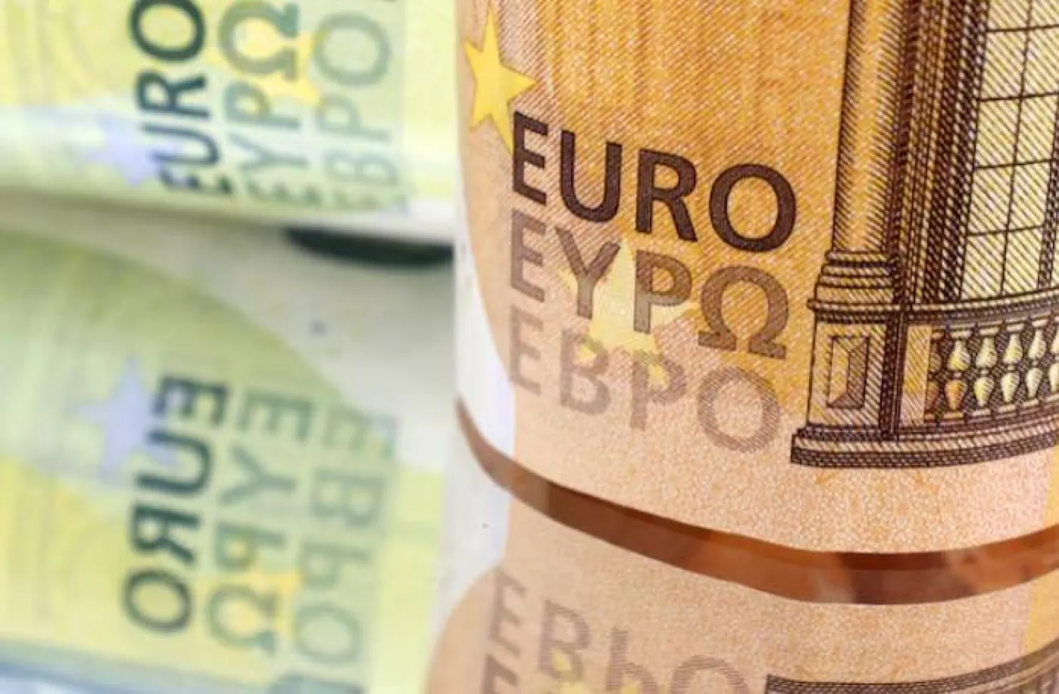 اليورو يرتفع مع آمال السلام في أوكرانيا والدولار يتراجع وسط ضغوط سياسية واقتصادية أميركية