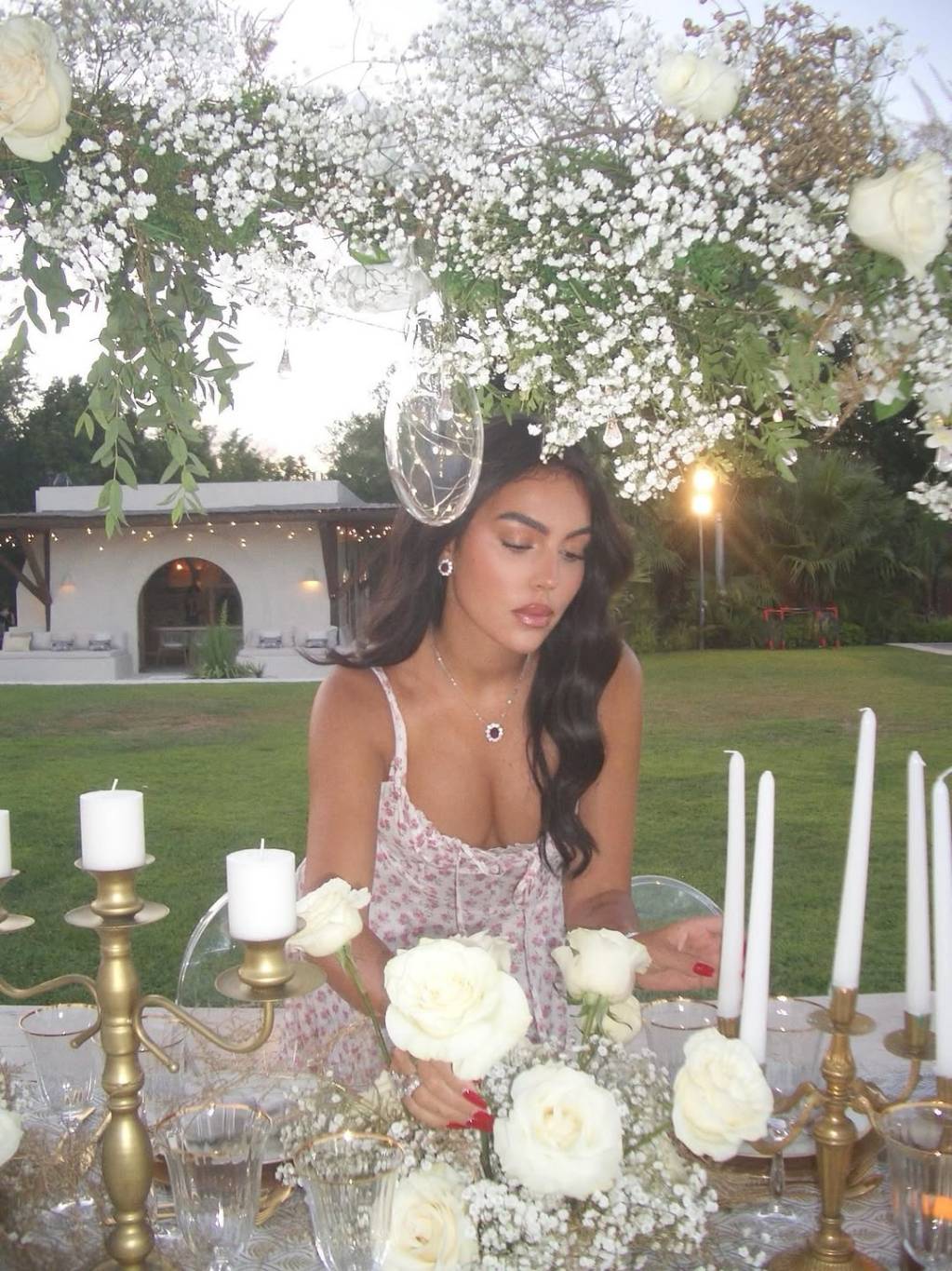 جورجينا رودريغيز تتألق بإطلالة صيفية ناعمة ومجوهرات فاخرة