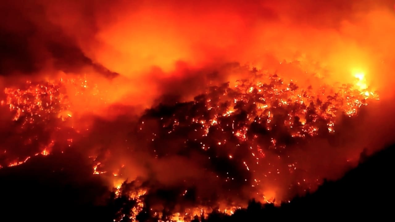 جحيم اليونان: حرائق واسعة ورياح عاتية تهدد السكان