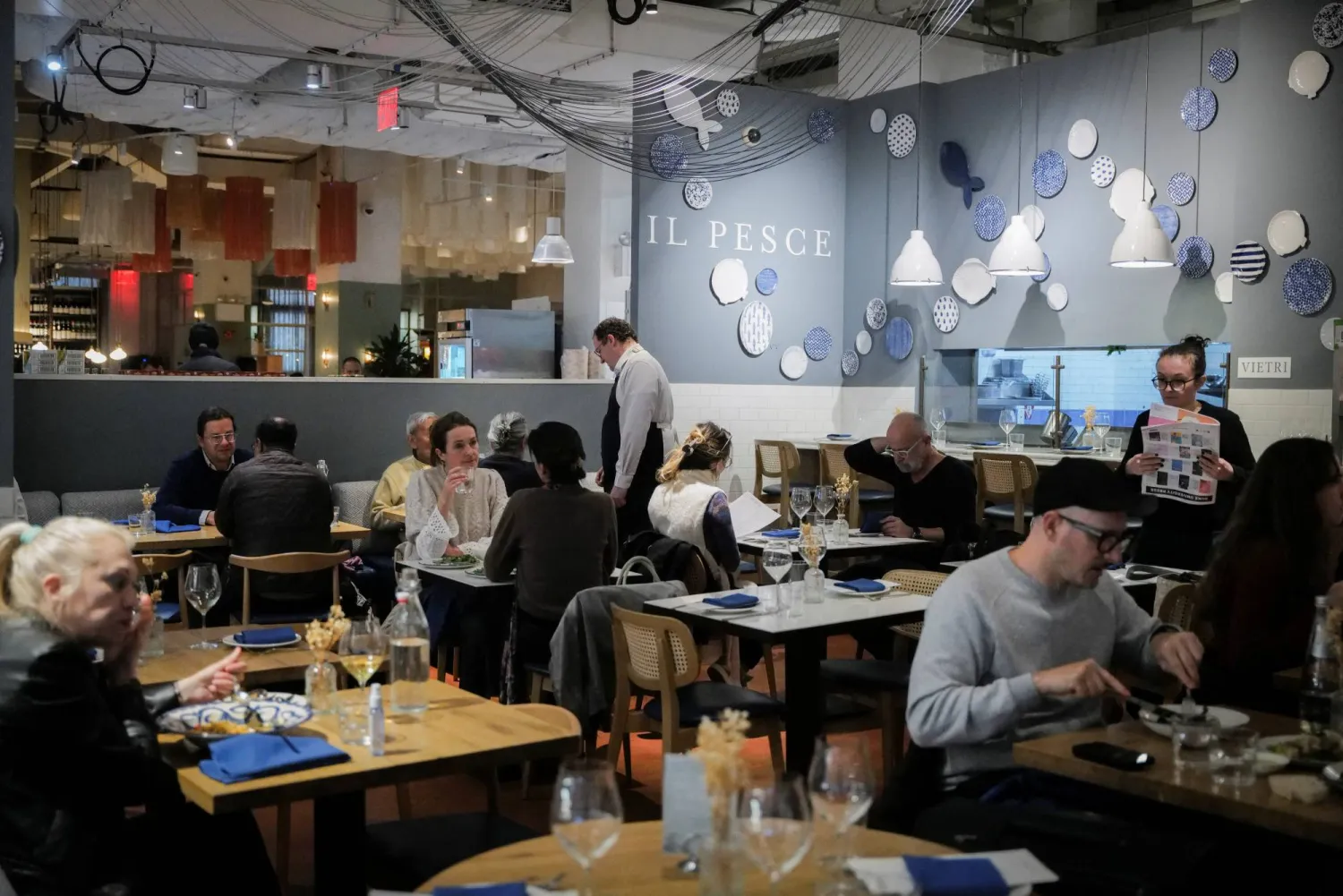 رواد بأحد مطاعم مدينة نيويورك يتناولون وجباتهم