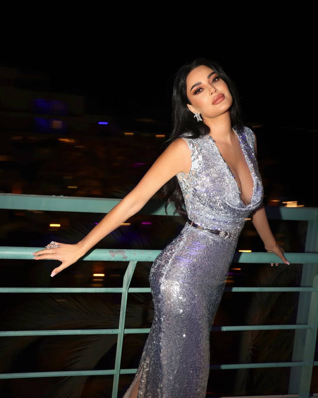 سيرين عبد النور تخطف الأنظار بفستان فضي براق من طوني ورد