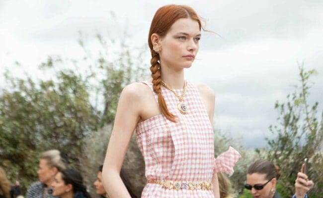 فساتين الغينغهام تعود بقوة في صيف 2025: لمسة كلاسيكية بلمعان عصري